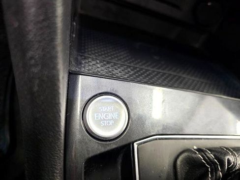 Used 2021 Volkswagen Tiguan SE w/ Panoramic Sunroof Package image 19