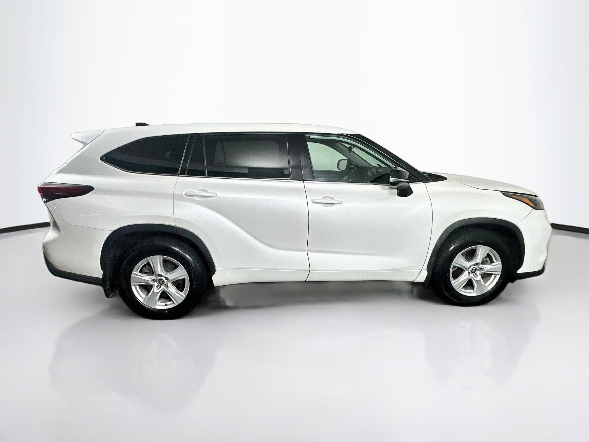 Used 2022 Toyota Highlander LE FWD image 10