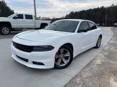 Used 2017 Dodge Charger SXT image 1