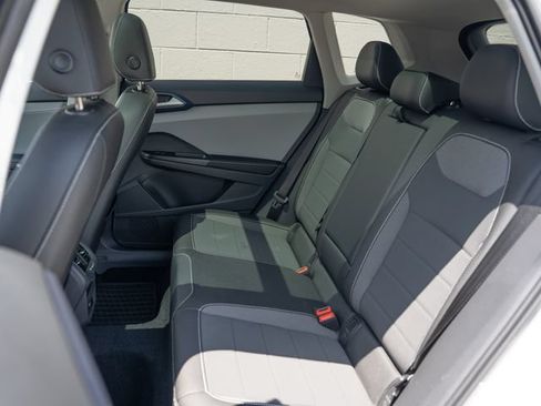 Used 2024 Volkswagen Taos SE w/ Panoramic Sunroof Package AWD/4WD image 18