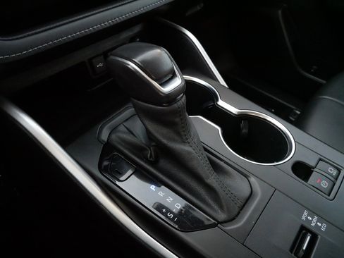 Used 2021 Toyota Highlander XLE image 24