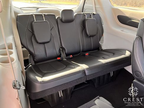 Used 2024 Chrysler Pacifica Touring-L image 28