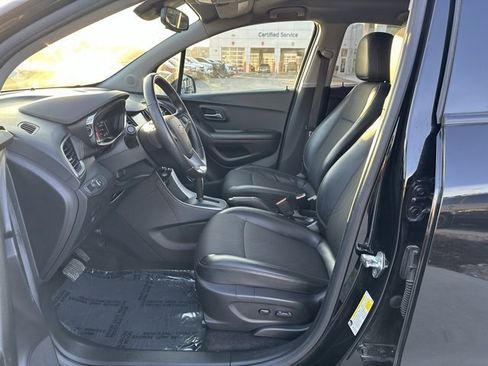 Certified 2022 Chevrolet Trax LT w/ LT Convenience Package image 2