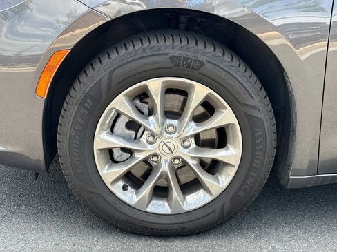 Used 2022 Chrysler Pacifica Touring-L AWD/4WD image 8