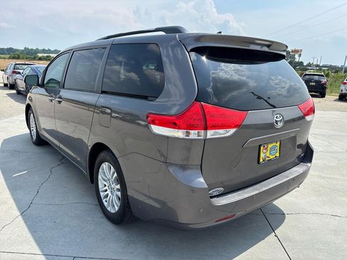 Used 2014 Toyota Sienna XLE w/ XLE Premium Package FWD image 6