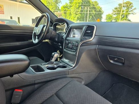 Used 2020 Jeep Grand Cherokee Laredo RWD image 19