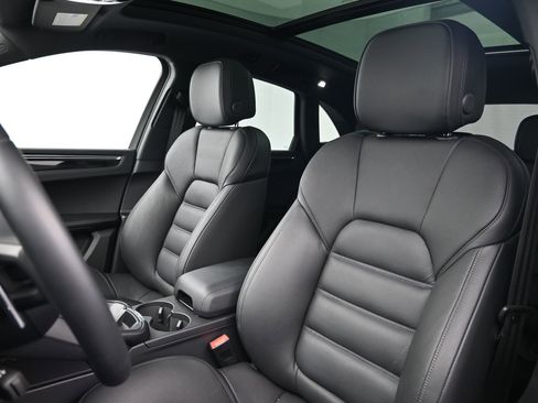 Certified 2026 Porsche Macan AWD/4WD image 5