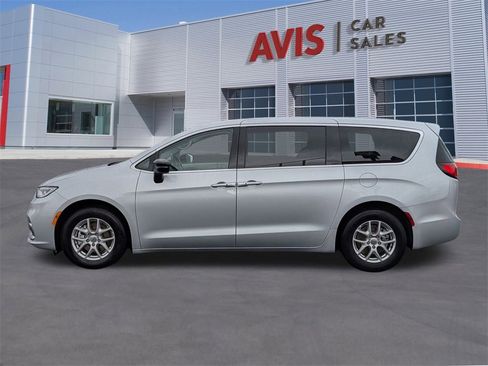 Used 2024 Chrysler Pacifica Touring-L image 10