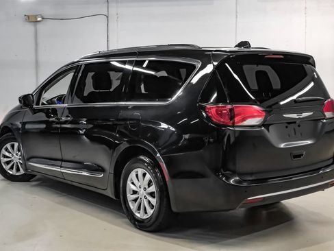 Used 2017 Chrysler Pacifica Touring-L FWD image 11