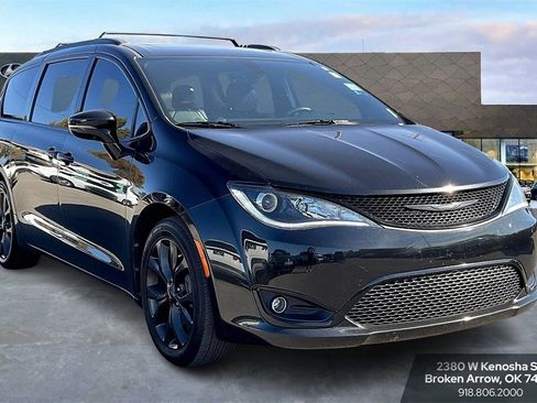 Used 2018 Chrysler Pacifica Limited w/ S Appearance Package image 2