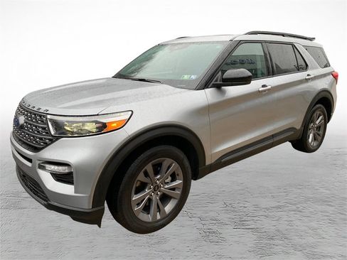 Used 2022 Ford Explorer XLT w/ Equipment Group 202A image 5