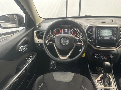 Used 2016 Jeep Cherokee Sport image 23