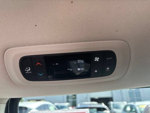 Used 2024 Chrysler Pacifica Touring-L FWD image 16
