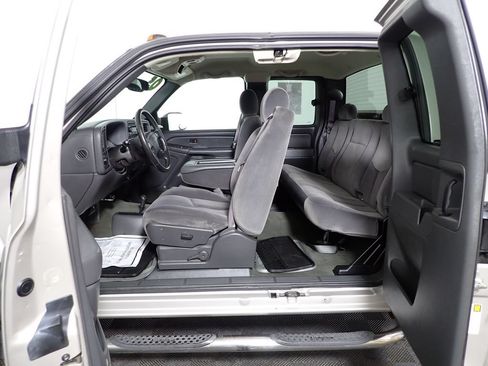 Used 2005 GMC Sierra 3500 SLE w/ Heavy-Duty Power Package AWD/4WD image 34