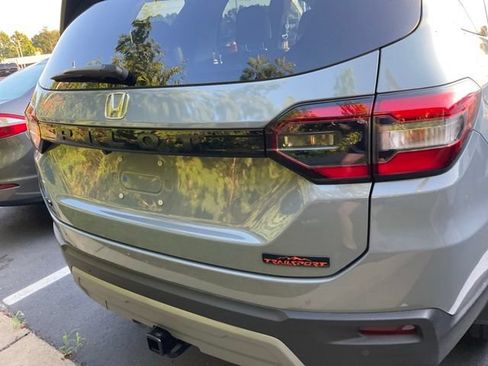 Used 2025 Honda Pilot TrailSport image 8
