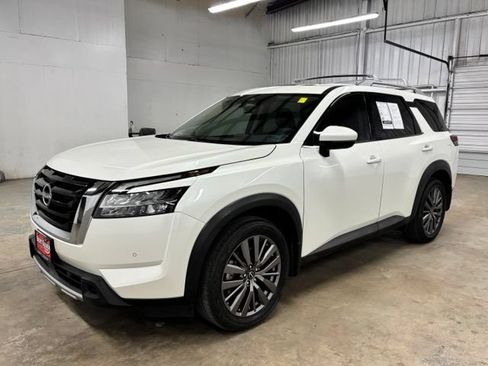 Used 2024 Nissan Pathfinder SL w/ SL Premium Package FWD image 2