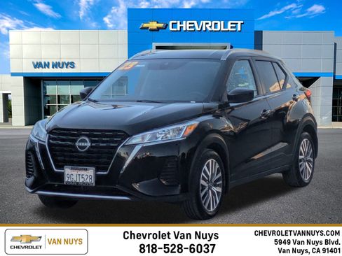 Used 2023 Nissan Kicks SV image 1