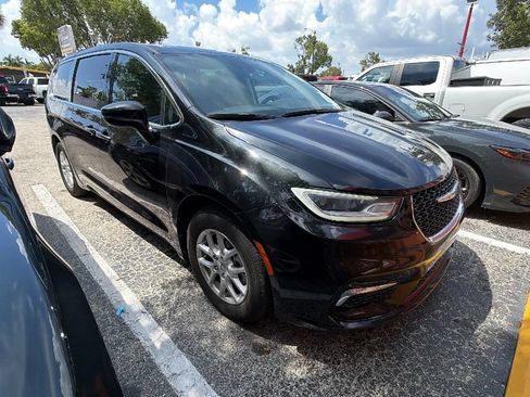 Used 2023 Chrysler Pacifica Touring-L FWD image 3