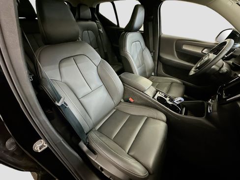 Used 2025 Volvo XC40 B5 Plus image 34