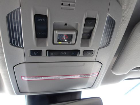 Used 2023 Toyota Highlander XLE AWD/4WD image 24