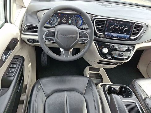 Certified 2022 Chrysler Pacifica Touring-L image 21