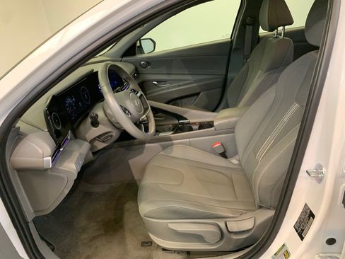 Used 2025 Hyundai Elantra SEL image 14