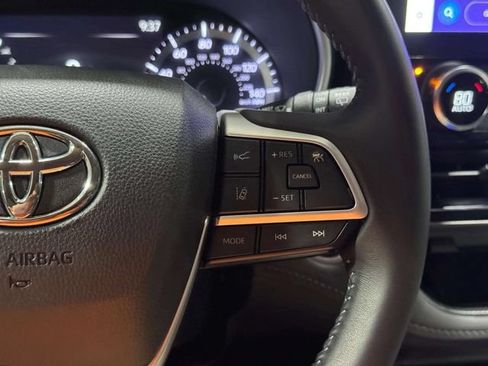 Used 2024 Toyota Highlander XLE AWD/4WD image 17