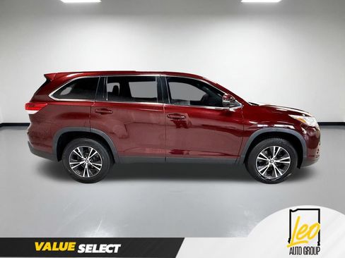 Used 2019 Toyota Highlander LE FWD image 6