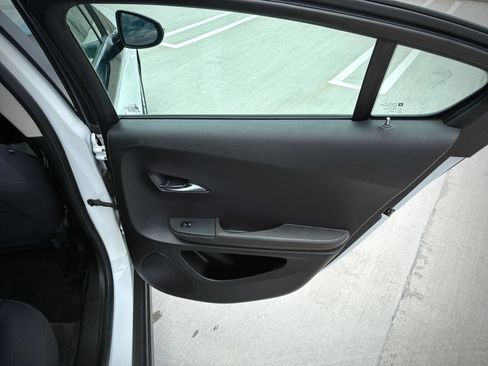Used 2014 Chevrolet Volt FWD image 25