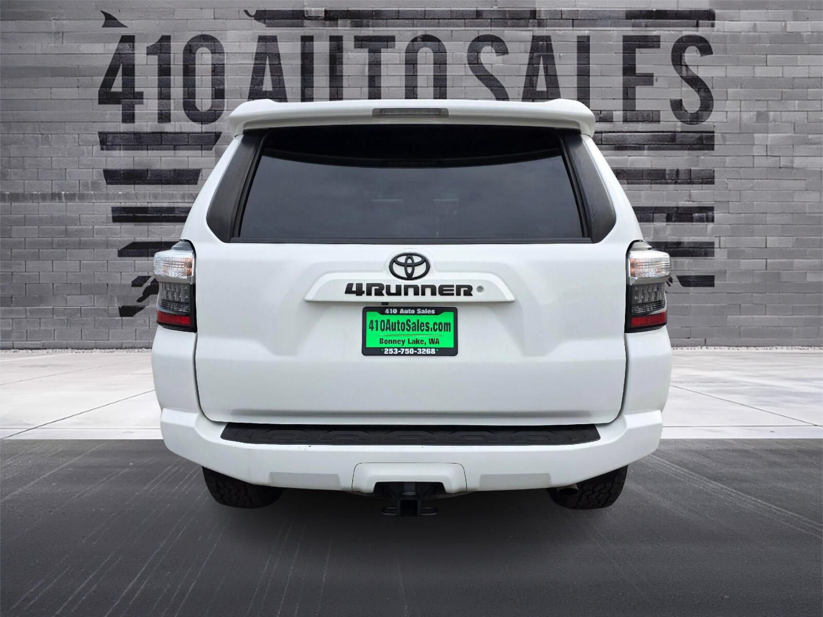 Used 2018 Toyota 4Runner SR5 AWD/4WD image 4