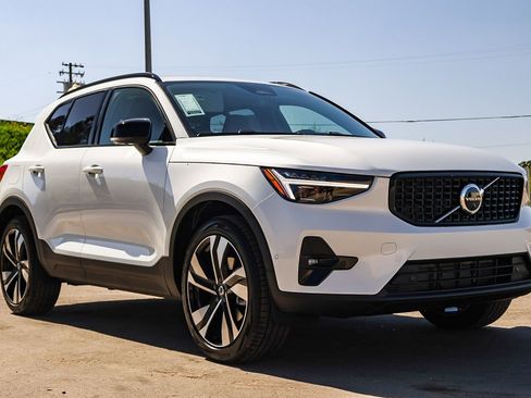 New 2026 Volvo XC40 B5 Ultra w/ Climate Package image 3