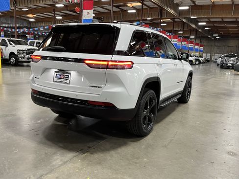 Certified 2024 Jeep Grand Cherokee Limited w/ Luxury Tech Group II AWD/4WD image 5