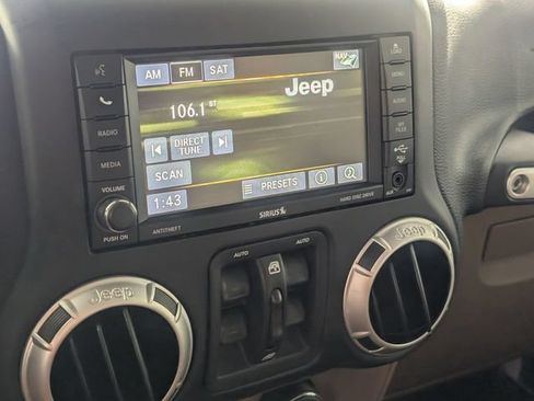 Used 2018 Jeep Wrangler Unlimited Sahara w/ Connectivity Group AWD/4WD image 16