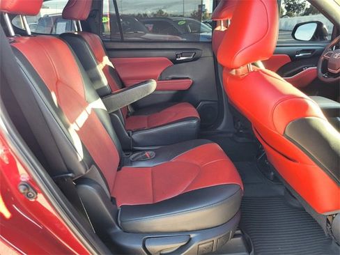 Used 2023 Toyota Highlander XSE image 14