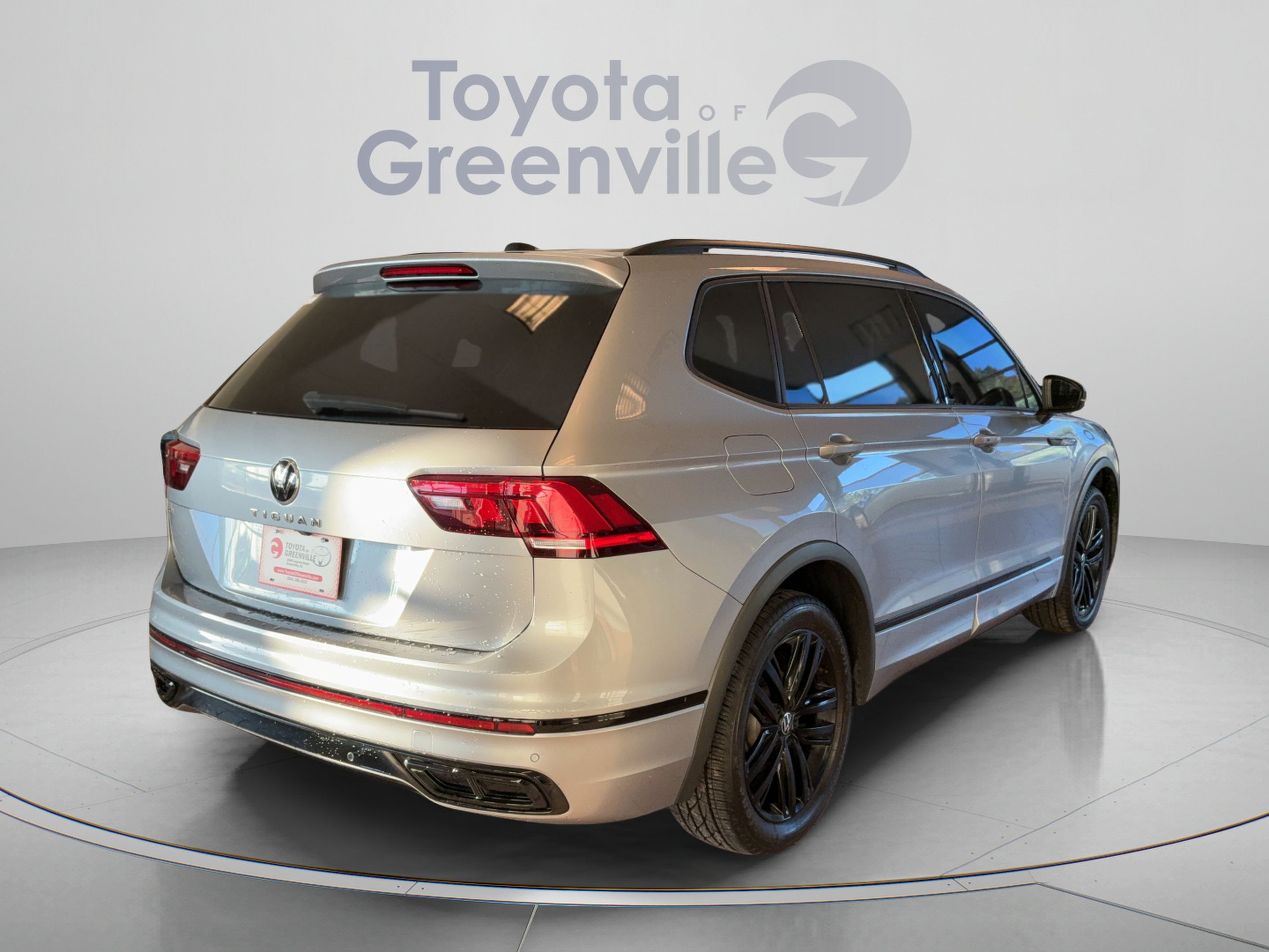 Used 2022 Volkswagen Tiguan SE R-Line FWD image 6