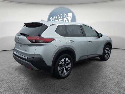 Used 2023 Nissan Rogue SV image 3