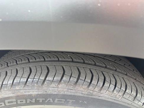 Used 2025 Chevrolet Trax RS w/ Sunroof Package FWD image 40