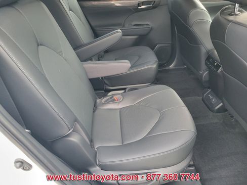 Used 2023 Toyota Highlander Limited FWD image 16