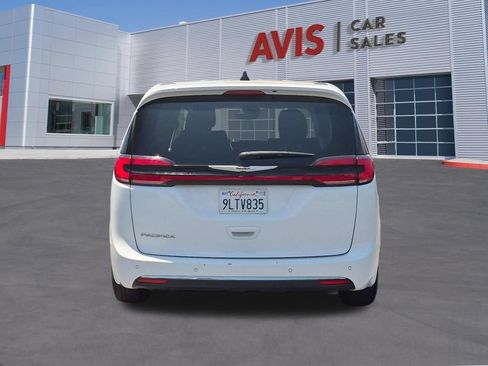 Used 2024 Chrysler Pacifica Touring-L FWD image 7