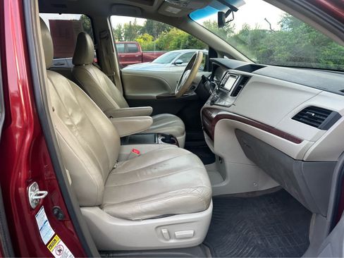 Used 2014 Toyota Sienna XLE AWD/4WD image 19
