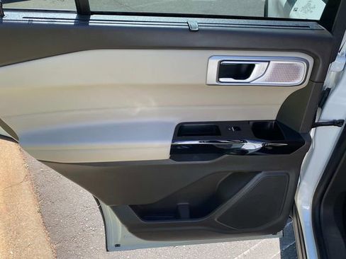 Used 2023 Ford Explorer Platinum w/ Technology Package AWD/4WD image 11