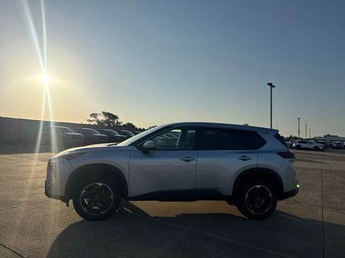 Certified 2025 Nissan Rogue SV FWD image 12
