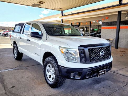 Used 2017 Nissan Titan S image 7
