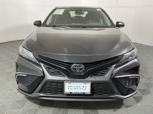 Used 2022 Toyota Camry SE image 3