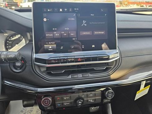 New 2026 Jeep Compass Latitude image 18