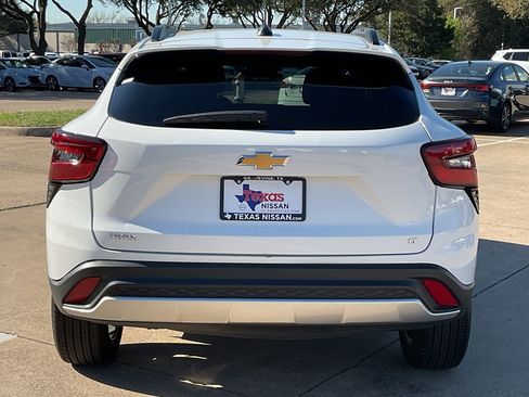 Used 2025 Chevrolet Trax LT w/ LT Convenience Package image 6