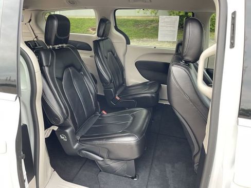 Used 2023 Chrysler Pacifica Touring-L FWD image 14