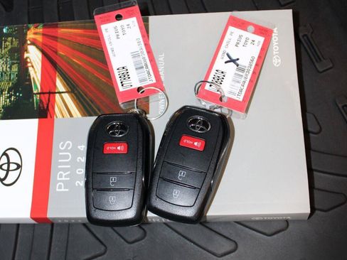 Used 2024 Toyota Prius XLE FWD image 31