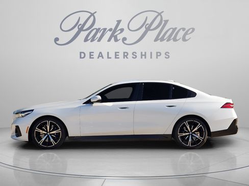 Used 2026 BMW 540i xDrive w/ M Sport Package AWD/4WD image 2