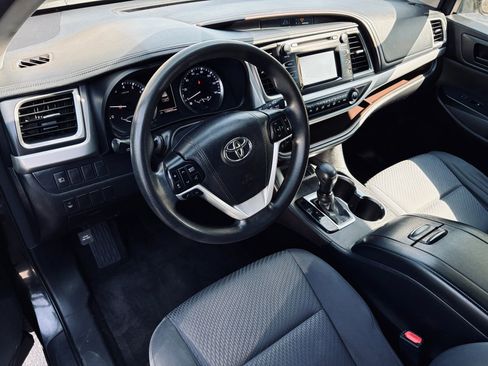 Used 2017 Toyota Highlander LE image 5